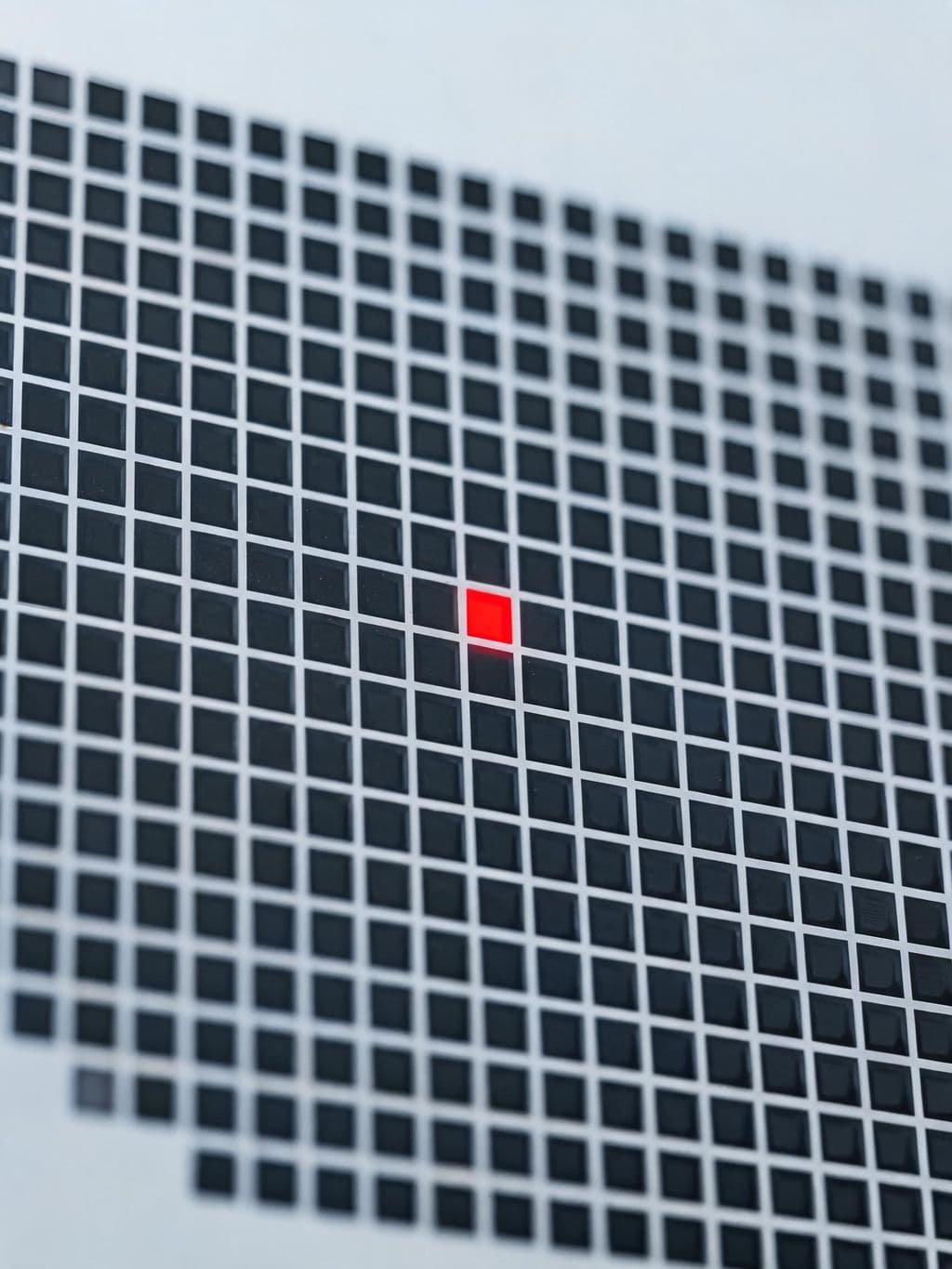 Ein Bildschirm in extremer Vergrößerung, ein einzelner Pixel leuchtet rot.